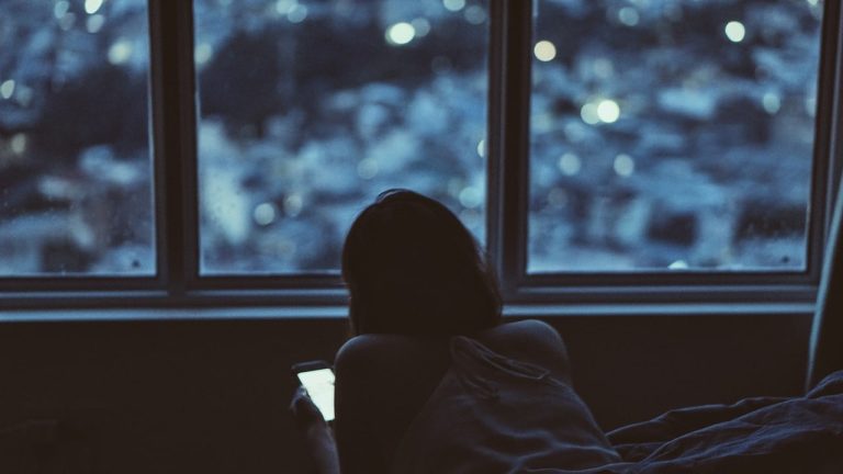 How To Save Your Eyes From The Damaging Blue Light From Your Screens